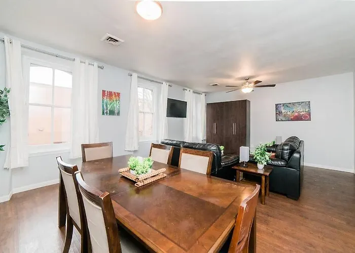 Off-street Parking - Washer & Dryer - Groupstay Apartment *