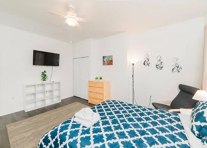 Off-street Parking - Washer & Dryer - Groupstay Apartment *